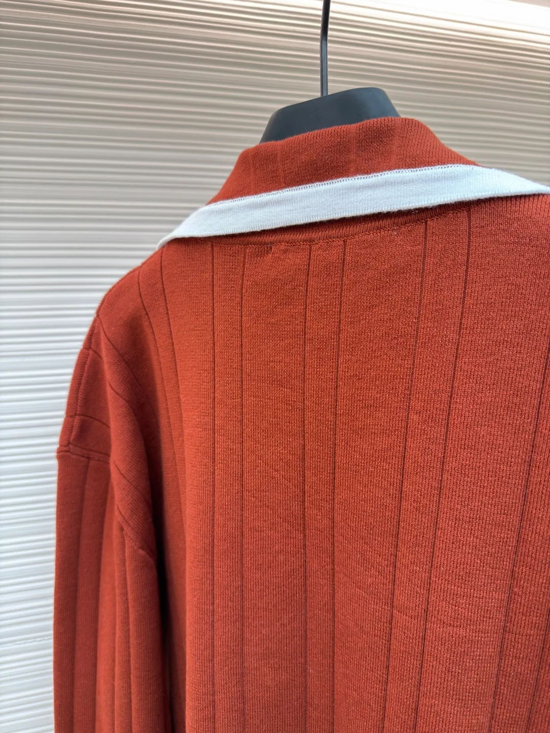 LOUIS VUITTON College style knitted cardigan ●Item number: 1682057-B95 ●Material: wool blended fabric ●Technology: knitted ●Color: red ●Version: fitted version ●Weight: about 755 grams ●Size: S-M-L-XL ●Description: This Louis Vuitton knitted cardigan is made of high-count wool blended fabric. It uses vertical pit strip knitting technology to create a delicate and crisp texture, which is both soft and supportive. The collar, placket and cuffs use contrasting piping technology, with white webbing and caramel brown main body forming a visual hierarchy. The edges are reinforced with overlocking to improve wearability. The double-breasted design on the front uses metallic resin buttons, echoing the three-dimensional badge on the body. The badge uses embroidery + patching composite technology to precisely sew the brand logo and decorative elements. The color transition is natural and not easy to fall off. The overall shape is optimized through diagonal side seam splicing, which not only retains the looseness of knitting, but also enhances the sharpness of the lines. It is a combination of craftsmanship and design. The overall wiring is straight and delicate, the fabric is comfortable and soft, and the color is consistent without color difference. It can be matched with the same style to create a fashionable look and control various occasions. Customized accessories, complete with three standards, same style for men and women!